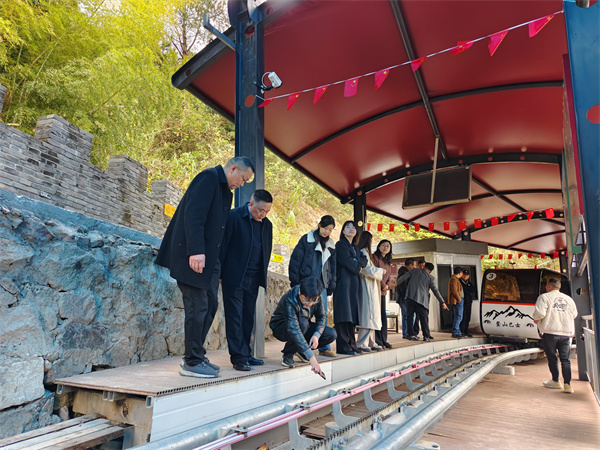 12月9日，縣人大鄭向陽主任，洪董率隊赴象山考察軌道爬山車項目.jpg